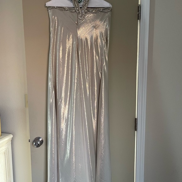 Gorgeous Badgley Mischka Gold and Silver Silk Lame gown. Jeweled halter neck. - Picture 5 of 8